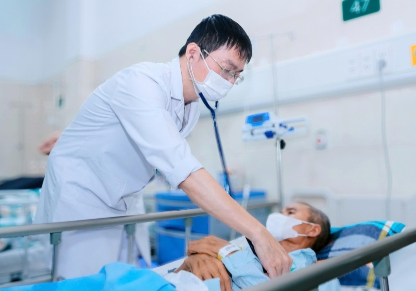 TS.BS Nguyễn Hữu Trường thăm khám cho bệnh nhân đang điều trị tại Trung tâm Dị ứng miễn dịch lâm sàng, Bệnh viện Bạch Mai