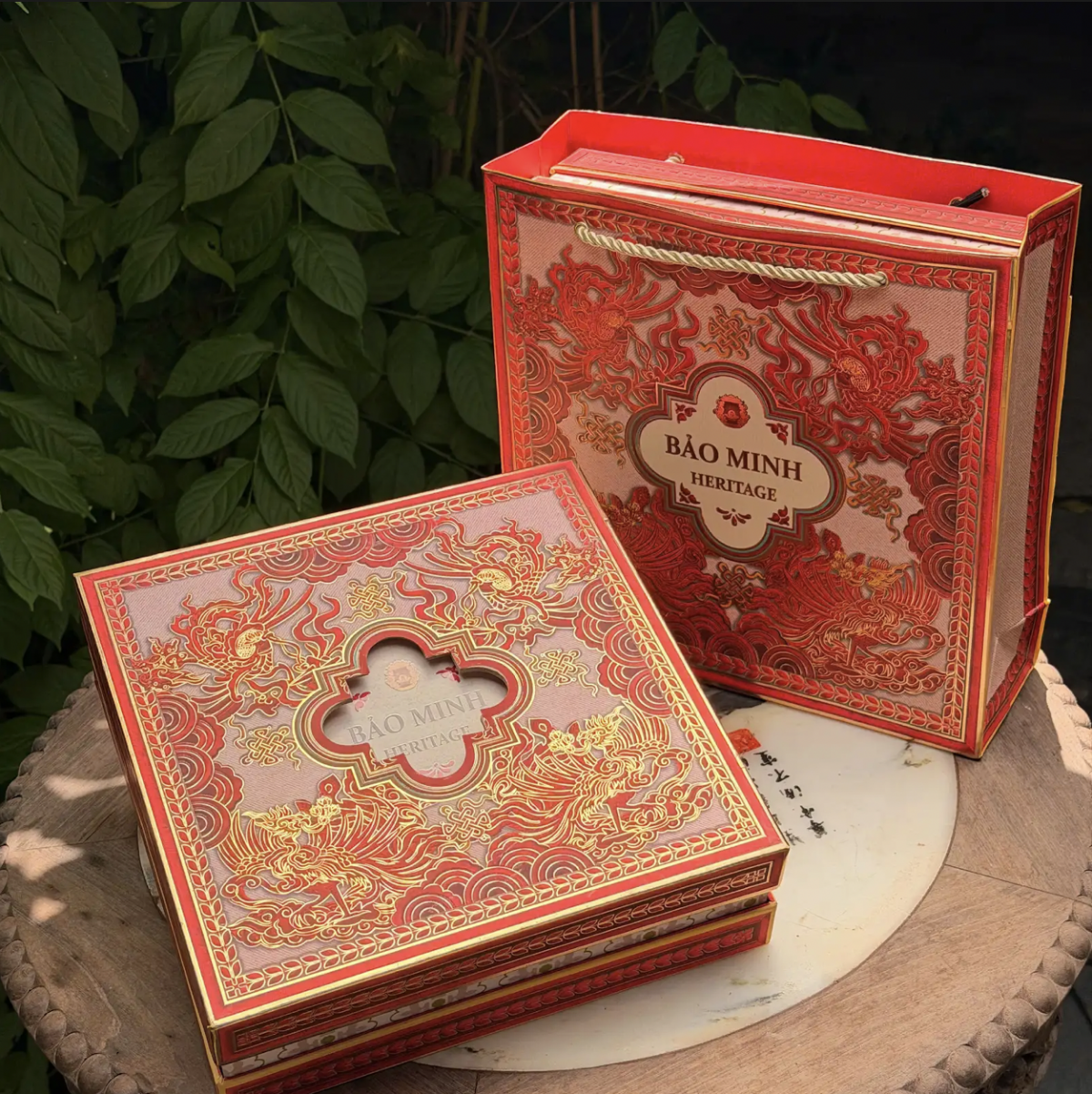 Tặng phẩm Trung thu 4 bánh Phượng Vũ Đan tái hiện kỹ nghệ Thêu tay Tặng phẩm Trung thu 4 bánh Phượng Vũ Đan tái hiện kỹ nghệ Thêu tay