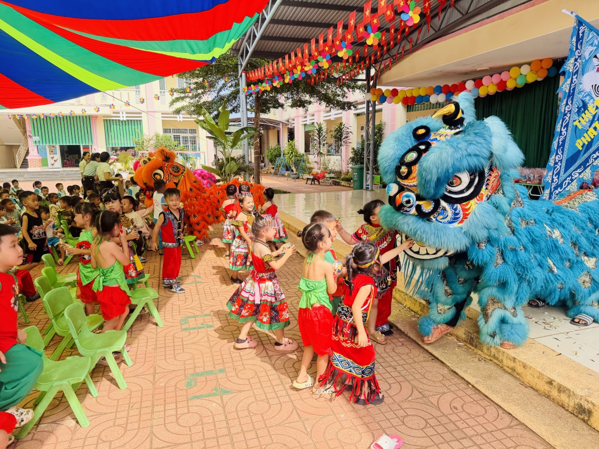 Các bé vui đùa với ông Lân tại chương trình trung thu Lâm Đồng: 550 phần quà trung thu cho trẻ em vùng biên giới