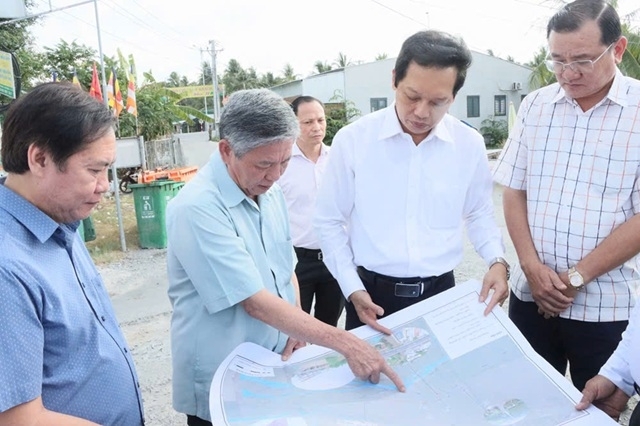 Ông Ngô Chí Cường, Ủy viên Trung ương Đảng, Bí thư Tỉnh ủy Đồng Tháp, khảo sát một công trình trên địa bàn tỉnh (Ảnh: Việt Tiến/Cổng Thông tin điện tử Đồng Tháp)