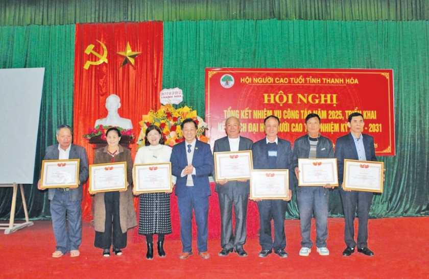 Thừa ủy quyền, ông Nguyễn Đức Thắng, Chủ tịch Hội NCT tỉnh Thanh Hóa trao Bằng khen của Trung ương Hội NCT Việt Nam cho các tập thể tiêu biểu năm 2025.