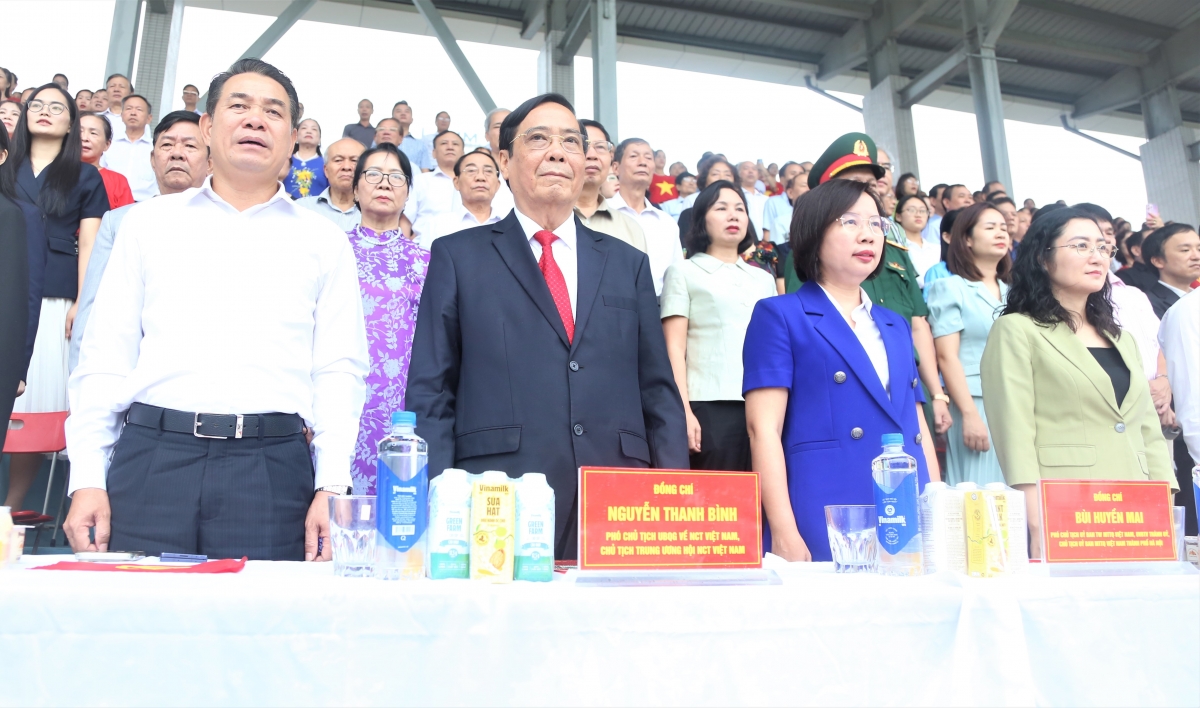 Các đại biểu thực hiện nghi lễ chào cờ Các đại biểu thực hiện nghi lễ chào cờ