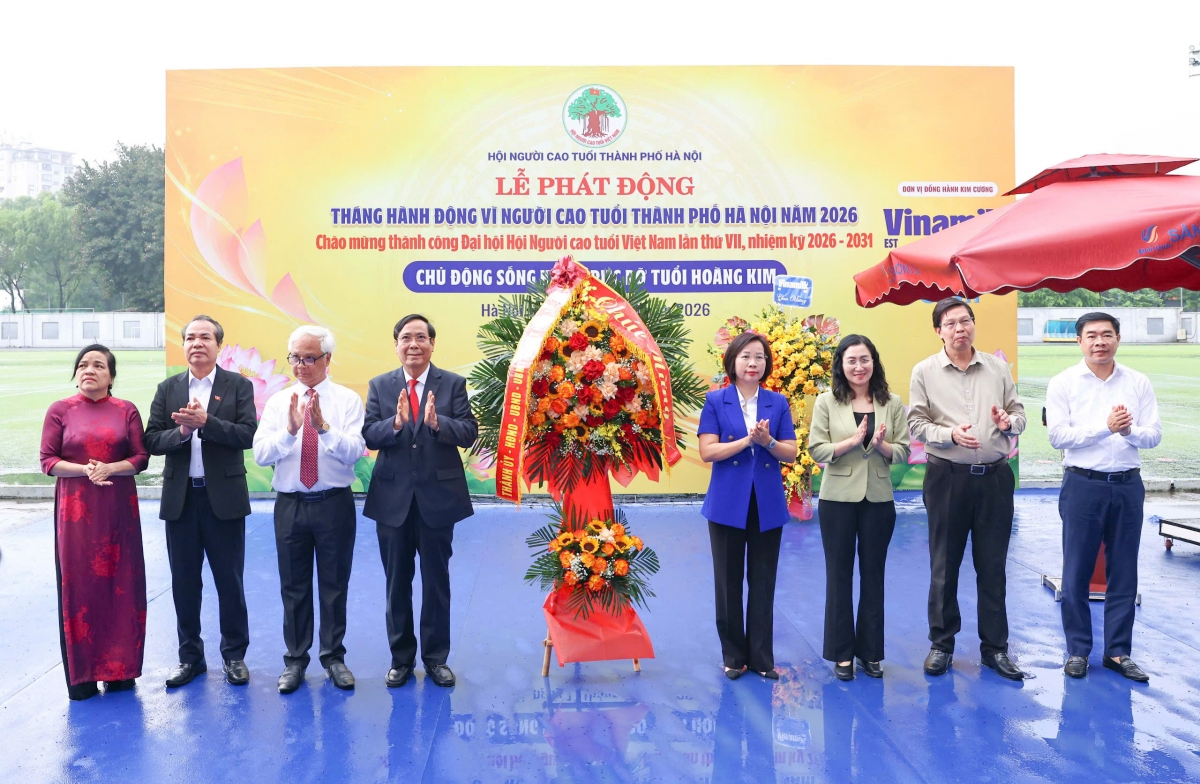 Lãnh đạo Trung ương Hội và lãnh đạo TP Hà Nội tặng hoa chúc mừng Lãnh đạo Trung ương Hội và lãnh đạo TP Hà Nội tặng hoa chúc mừng
