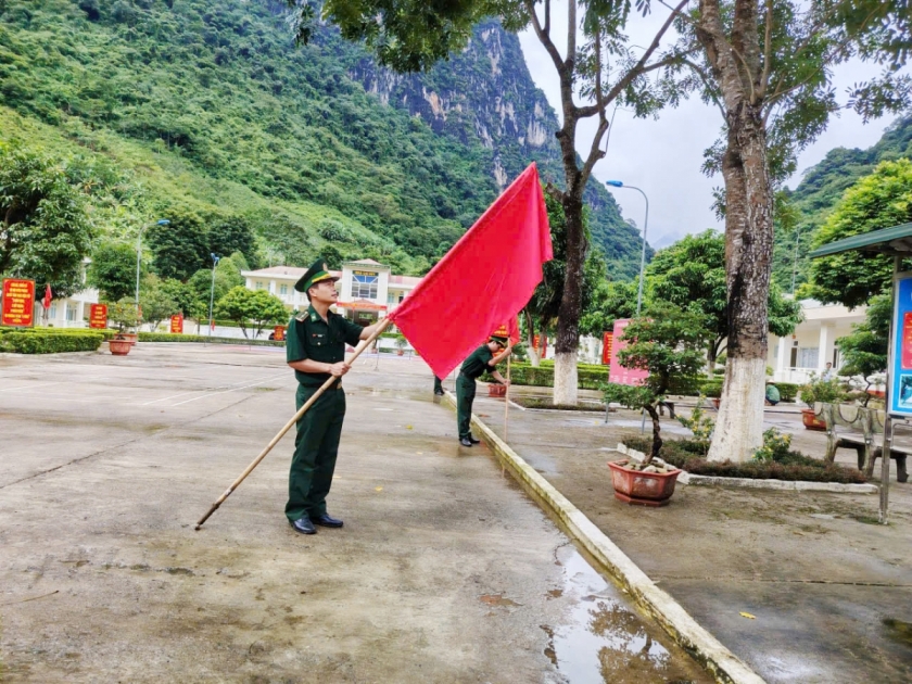 Mang yêu thương đến với trẻ em vùng biên