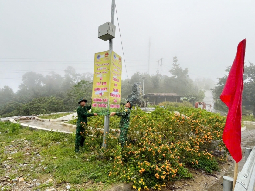 Mang yêu thương đến với trẻ em vùng biên