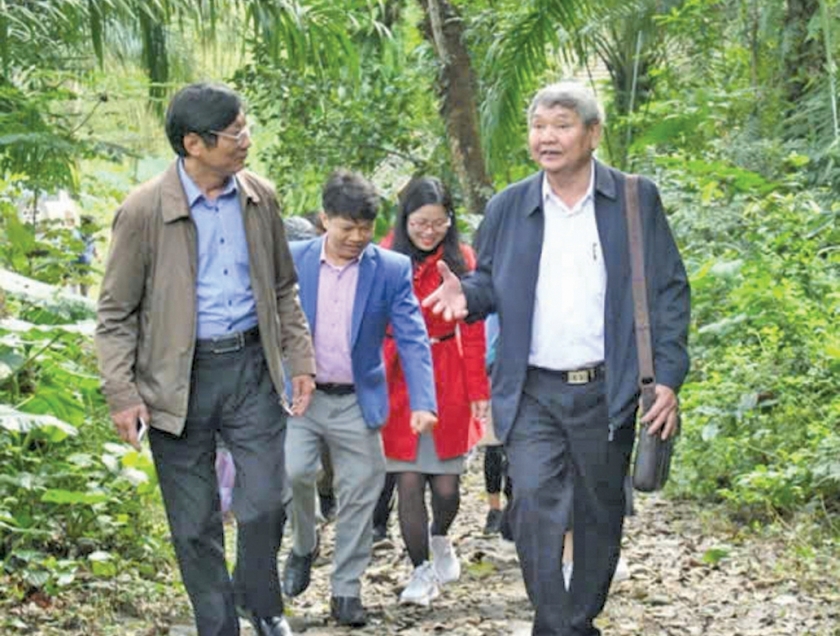 Ở tuổi ngoài 70, ông Trần Quốc Việt vẫn ngày ngày giữ bình yên nơi miền biên viễn. Bac viet 2: Ông Việt thường xuyên nói chuyện, tuyên truyền cho lớp trẻ để các em nắm được các quy định ở khu vực biên giới và những điều cần thiết để bảo vệ chủ quyền biên giới, cột mốc Bac viet 3: Ông Trần Quốc Việt là người tổ chức, hình thành Câu lạc bộ “Tình thương” Sơn Kim 1 với sự hỗ trợ của Bộ đội Biên phòng Hà Tĩnh, Đồn Biên phòng Cửa khẩu quốc tế Cầu Treo. Ở tuổi ngoài 70, ông Trần Quốc Việt vẫn ngày ngày giữ bình yên nơi miền biên viễn. Bac viet 2: Ông Việt thường xuyên nói chuyện, tuyên truyền cho lớp trẻ để các em nắm được các quy định ở khu vực biên giới và những điều cần thiết để bảo vệ chủ quyền biên giới, cột mốc Bac viet 3: Ông Trần Quốc Việt là người tổ chức, hình thành Câu lạc bộ “Tình thương” Sơn Kim 1 với sự hỗ trợ của Bộ đội Biên phòng Hà Tĩnh, Đồn Biên phòng Cửa khẩu quốc tế Cầu Treo.