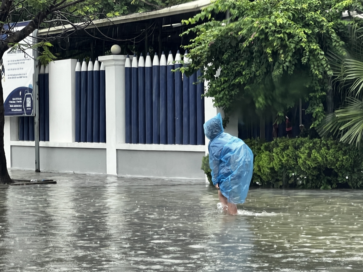Do ảnh hưởng của mưa lũ, nhiều trục đường và khu vực trường học bị ngập nước, nhiều trường học xem xét cho học sinh nghỉ học để đảm bảo an toàn