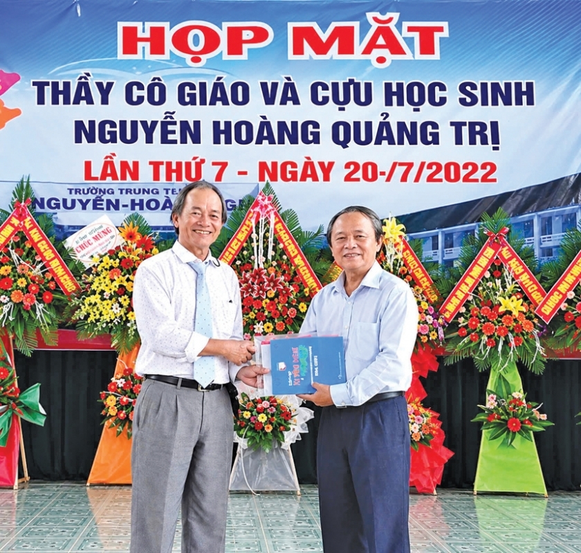 Nhà giáo Nguyễn Bá Trình tặng công trình Toán học cho thư viện Trường THPT thị xã Quảng Trị (cũ), tỉnh Quảng Trị. Nhà giáo Nguyễn Bá Trình tặng công trình Toán học cho thư viện Trường THPT thị xã Quảng Trị (cũ), tỉnh Quảng Trị.