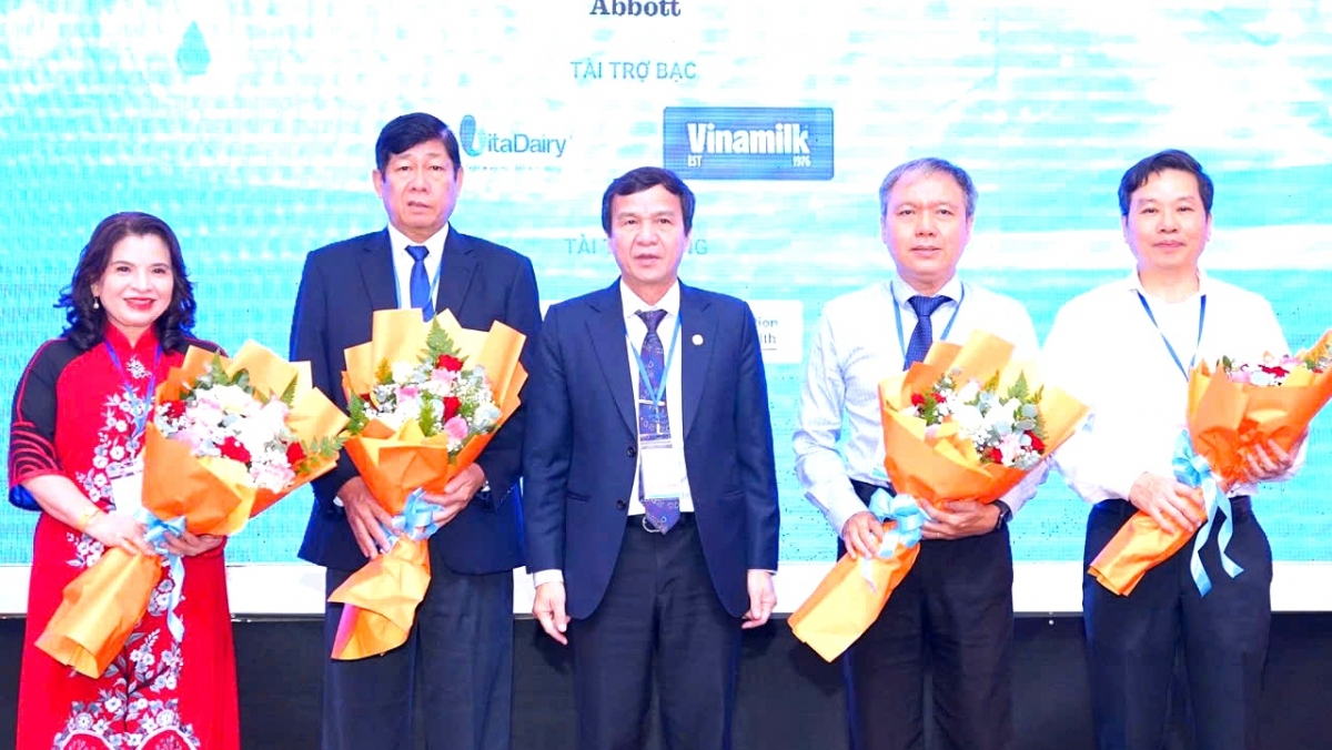 PGS.TS.BS Lê Đình Thanh tặng hoa các báo cáo tham gia hội nghị PGS.TS.BS Lê Đình Thanh tặng hoa các báo cáo tham gia hội nghị