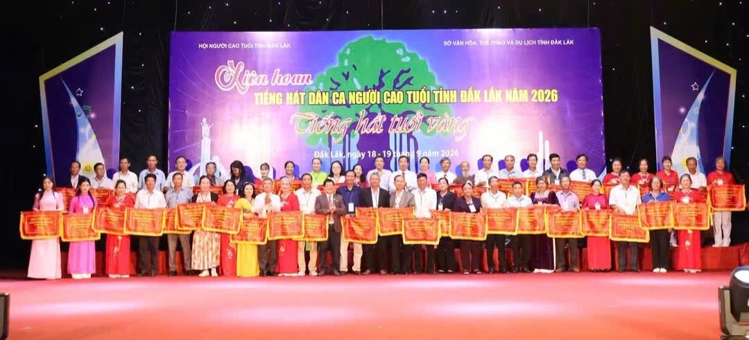Ban tổ chức Liên hoan tặng cờ lưu niệm cho các đoàn tham dự Liên hoan tiếng hát dân ca NCT tỉnh Đắk Lắk năm 2026. Ban tổ chức Liên hoan tặng cờ lưu niệm cho các đoàn tham dự Liên hoan tiếng hát dân ca NCT tỉnh Đắk Lắk năm 2026.