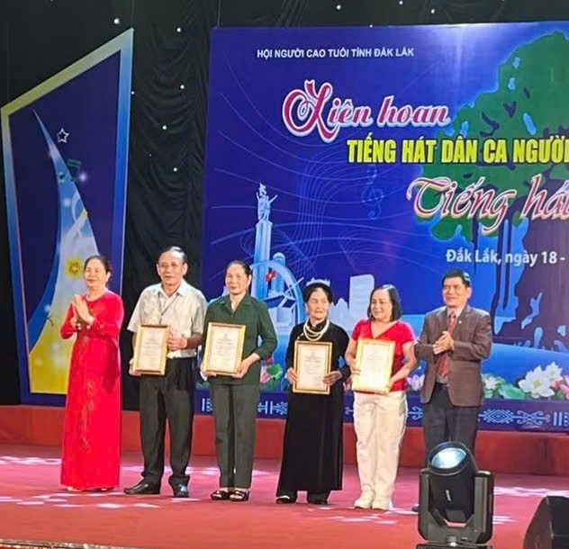 bà Triệu Thị Ngoan, Trưởng bạn tổ chức và ông Lê Năng Hảo, Phó ban tổ chức Liên hoan trao tặng giấy chứng nhận của BTC cho các đơn vị đạt giải tại Liên hoan. bà Triệu Thị Ngoan, Trưởng bạn tổ chức và ông Lê Năng Hảo, Phó ban tổ chức Liên hoan trao tặng giấy chứng nhận của BTC cho các đơn vị đạt giải tại Liên hoan.