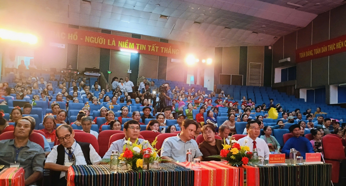 Quang cảnh và các đại biểu đến dự lễ khai mạc và bế mạc Liên hoan Quang cảnh và các đại biểu đến dự lễ khai mạc và bế mạc Liên hoan