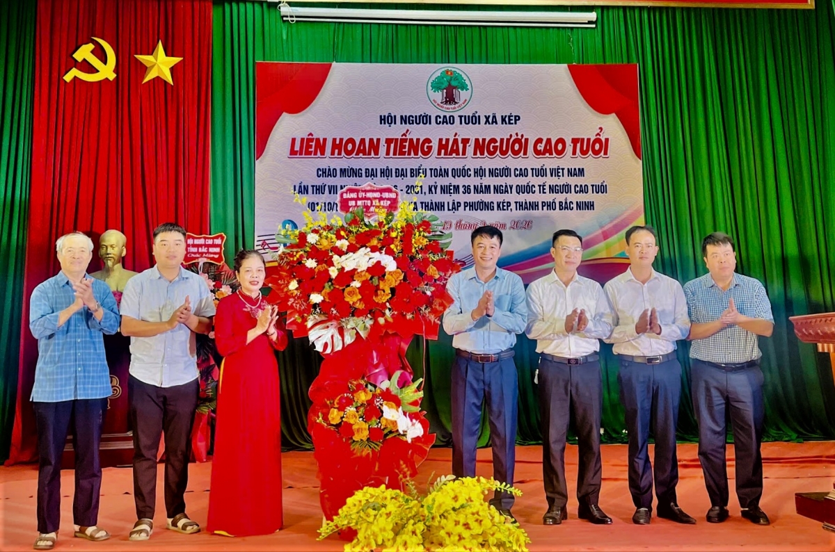 Lãnh đạo Đảng uỷ, UBND, Ủy ban MTTQ phường Kép tặng hoa chúc mừng Liên hoan Lãnh đạo Đảng uỷ, UBND, Ủy ban MTTQ phường Kép tặng hoa chúc mừng Liên hoan