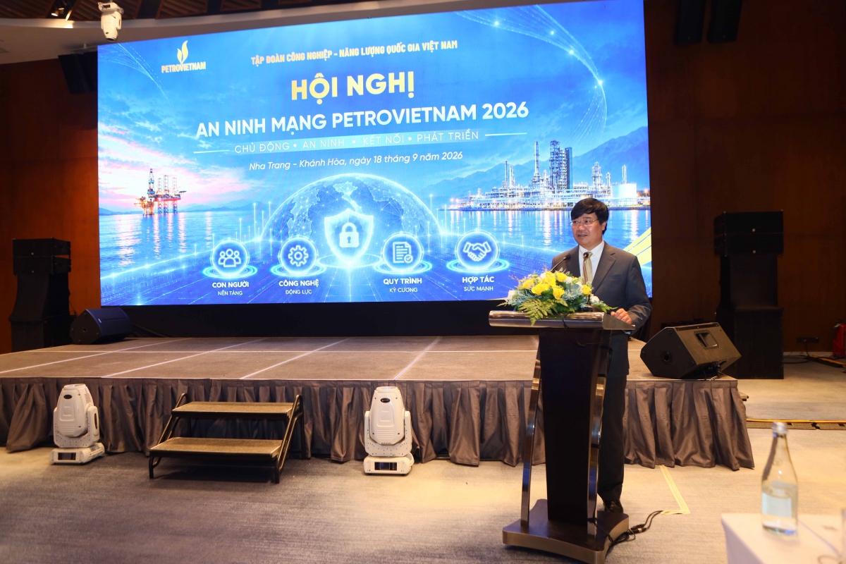 Đại tá Nguyễn Hồng Quân - Phó Cục trưởng Cục An ninh mạng (Bộ Công an) nhấn mạnh: Yêu cầu bảo vệ phải được đặt ra toàn diện đối với hệ thống, dữ liệu và con người. Đại tá Nguyễn Hồng Quân - Phó Cục trưởng Cục An ninh mạng (Bộ Công an) nhấn mạnh: Yêu cầu bảo vệ phải được đặt ra toàn diện đối với hệ thống, dữ liệu và con người.