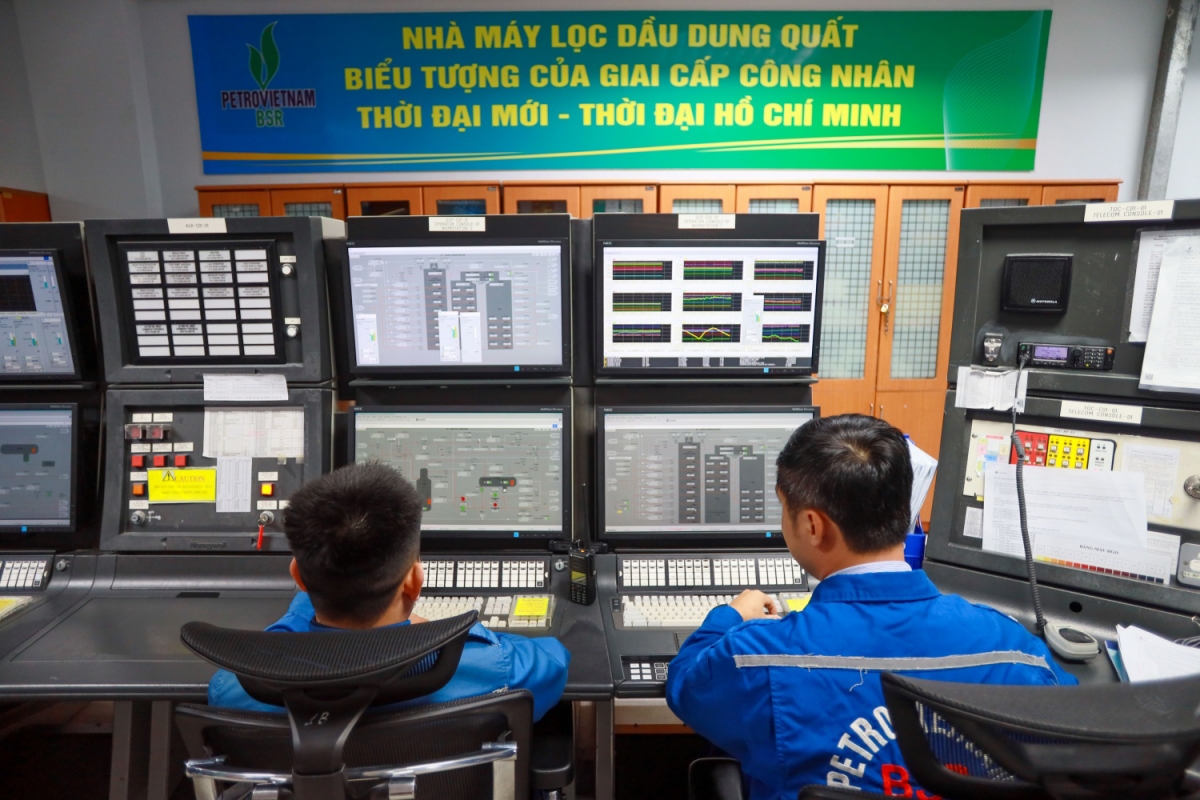 Nhân sự làm việc tại Phòng Điều khiển Trung tâm của NMLD Dung Quất do BSR quản lý, vận hành. Nhân sự làm việc tại Phòng Điều khiển Trung tâm của NMLD Dung Quất do BSR quản lý, vận hành.
