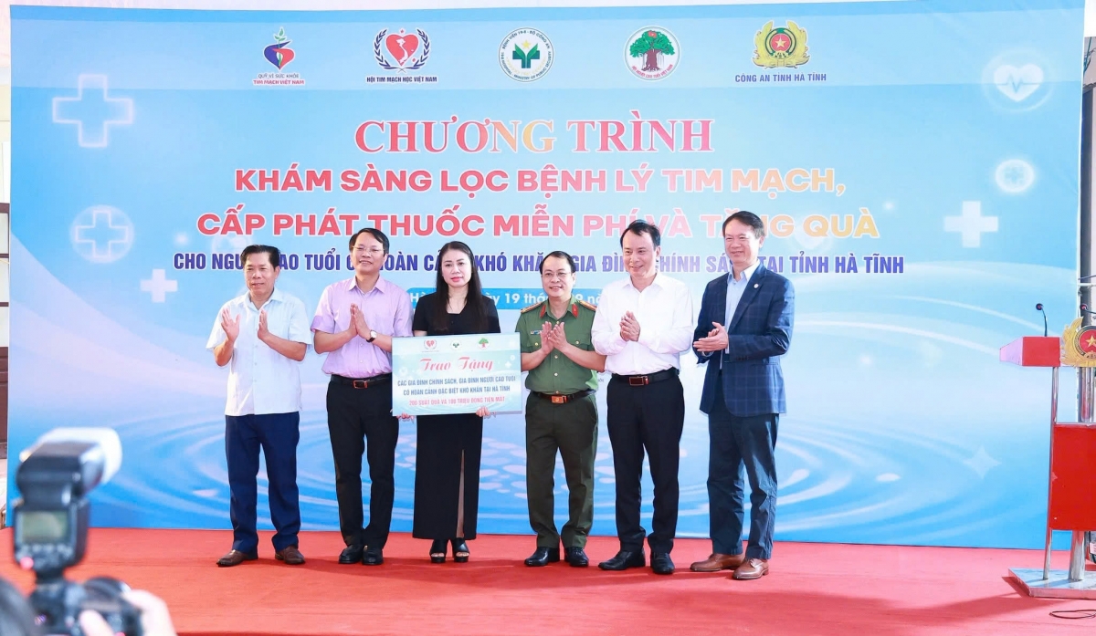 0 Trung ương Hội và nhà tài trợ tặng quà NCT hoàn cảnh khó khăn, gia đình chính sách tỉnh Hà Tĩnh 0 Trung ương Hội và nhà tài trợ tặng quà NCT hoàn cảnh khó khăn, gia đình chính sách tỉnh Hà Tĩnh