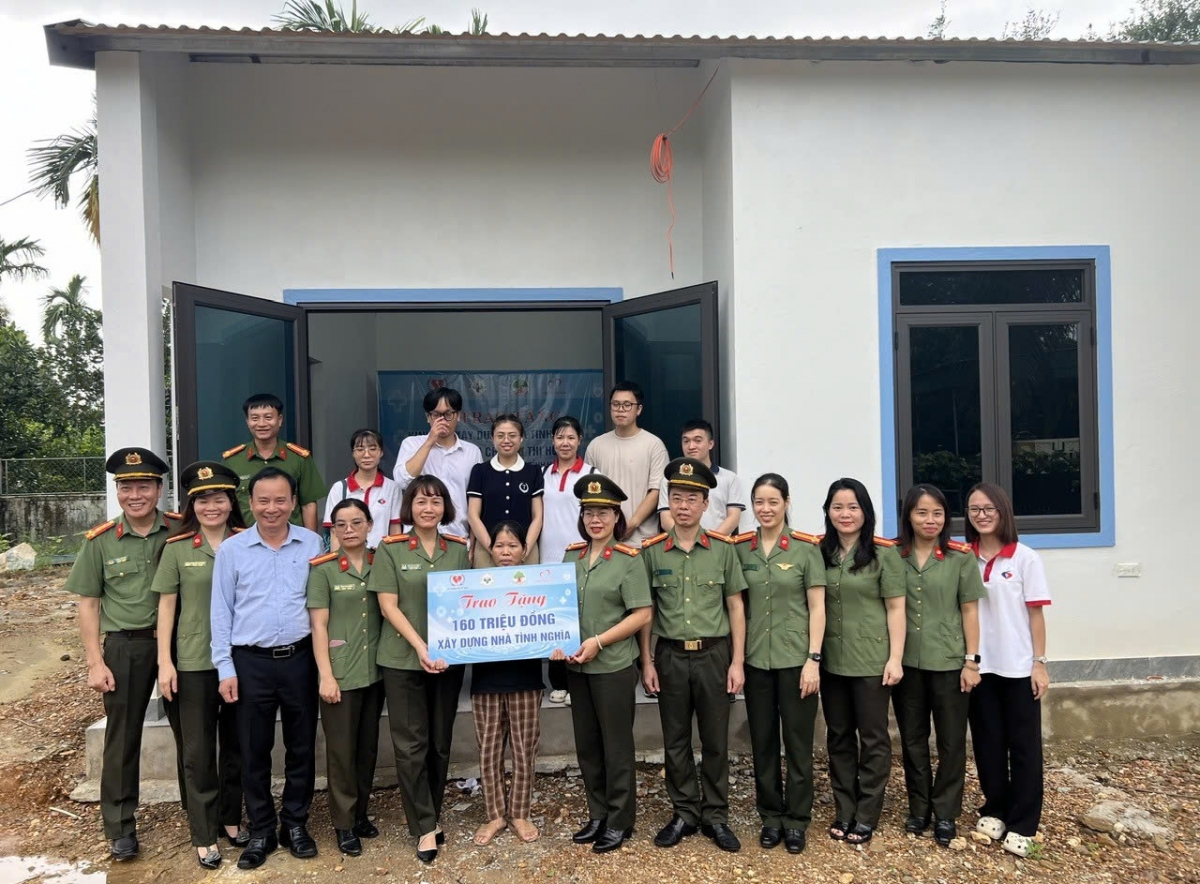 Ttrao 160 triệu đồng hỗ trợ xây nhà tình thương cho gia đình bà Đậu Thị Hường, xã Tứ Mỹ Ttrao 160 triệu đồng hỗ trợ xây nhà tình thương cho gia đình bà Đậu Thị Hường, xã Tứ Mỹ