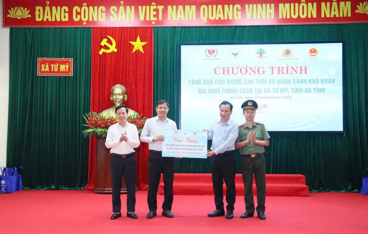 Trung ương Hội và nhà tài trợ tặng quà NCT hoàn cảnh khó khăn xã Tứ Mỹ Trung ương Hội và nhà tài trợ tặng quà NCT hoàn cảnh khó khăn xã Tứ Mỹ