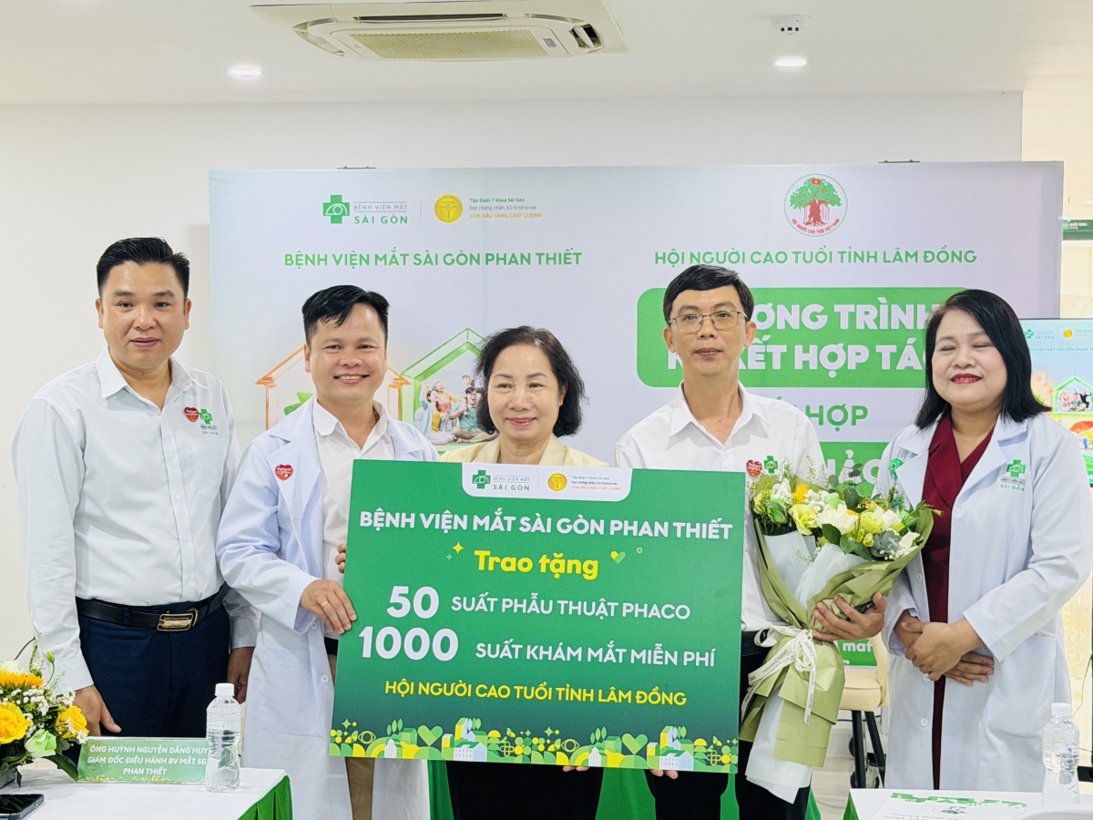 Trao bảng tặng cho Chương trình khám và mổ mắt miễn phí Trao bảng tặng cho Chương trình khám và mổ mắt miễn phí