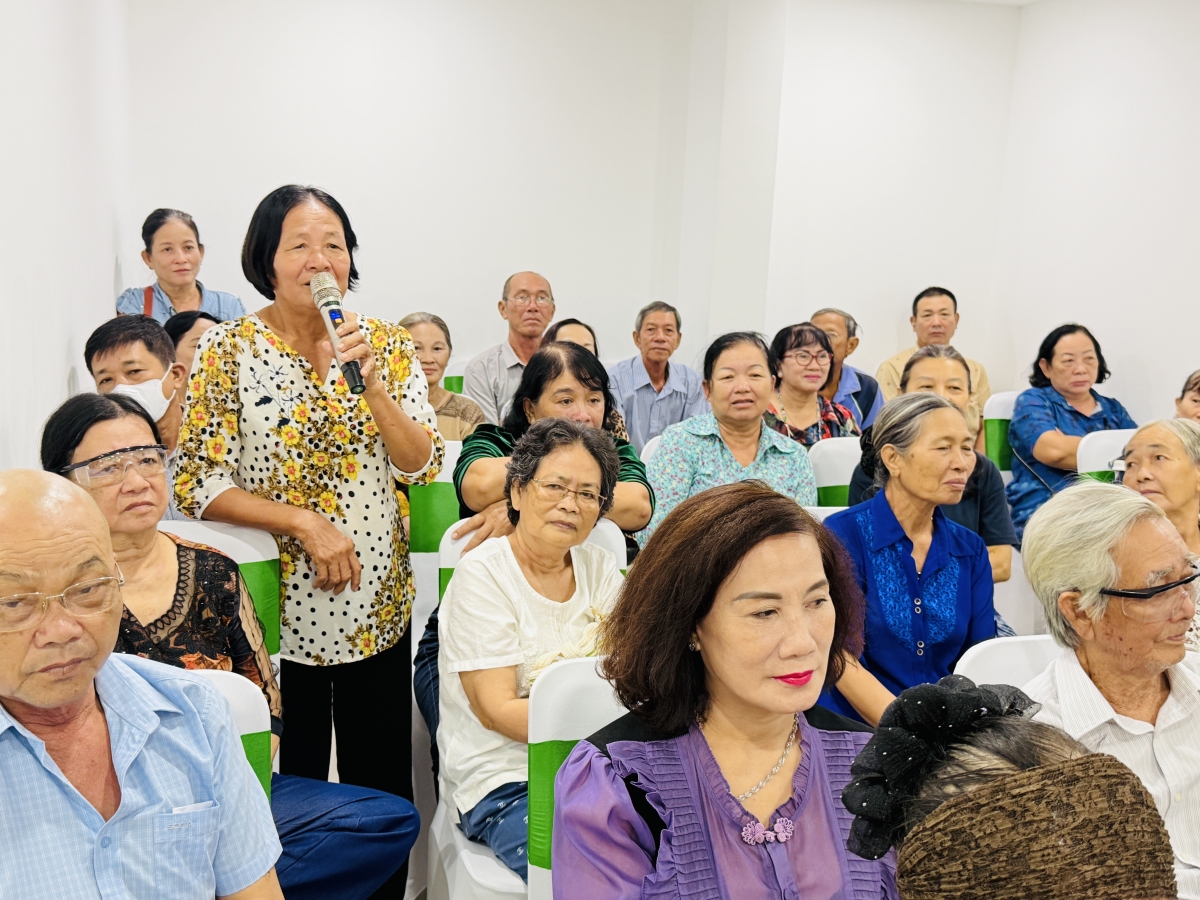 Người cao tuổi hỏi các bệnh về mắt tại Hội Thảo Người cao tuổi hỏi các bệnh về mắt tại Hội Thảo