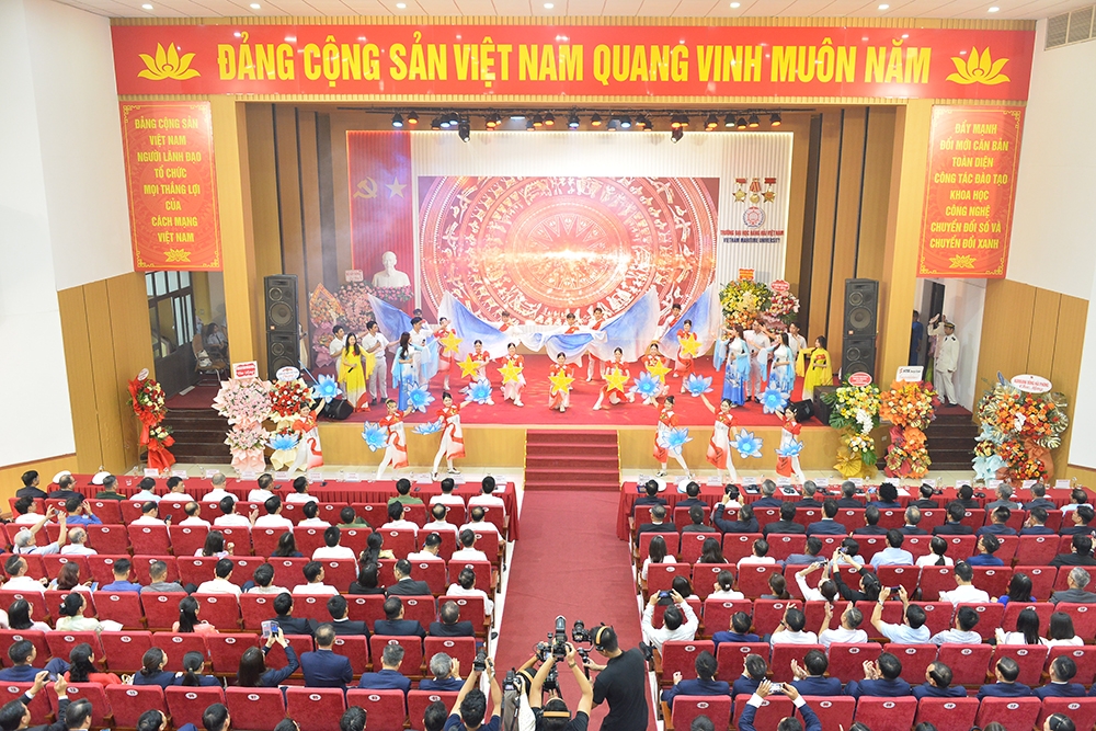 Quang cảnh buổi lễ. Quang cảnh buổi lễ.