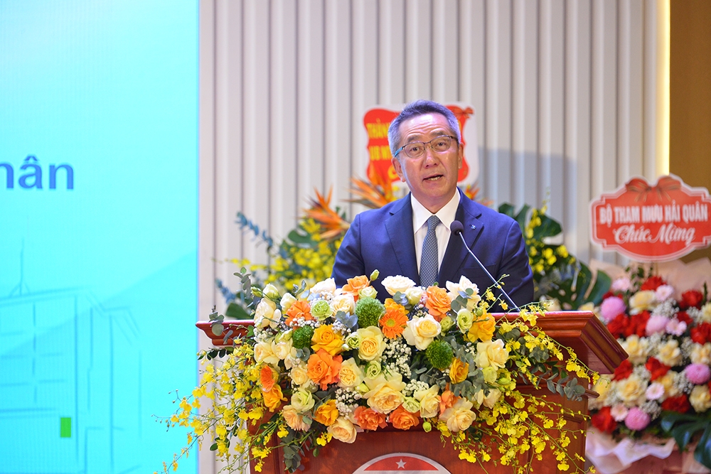 Ngài Kazuma yamanaka - Chủ tịch Công ty NS United Kaiun Kaisha, Ltd, đơn vị đối tác truyền thống của Nhà trường phát biểu tại Lễ giao nhiệm vụ năm học 2026-2027. Ngài Kazuma yamanaka - Chủ tịch Công ty NS United Kaiun Kaisha, Ltd, đơn vị đối tác truyền thống của Nhà trường phát biểu tại Lễ giao nhiệm vụ năm học 2026-2027.
