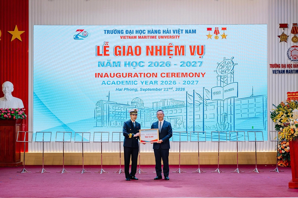 PGS.TS. Phạm Văn Thuần - Phó Hiệu trưởng Nhà trường tiếp nhận các phần tài trợ học bổng của các cơ quan, tổ chức, doanh nghiệp PGS.TS. Phạm Văn Thuần - Phó Hiệu trưởng Nhà trường tiếp nhận các phần tài trợ học bổng của các cơ quan, tổ chức, doanh nghiệp