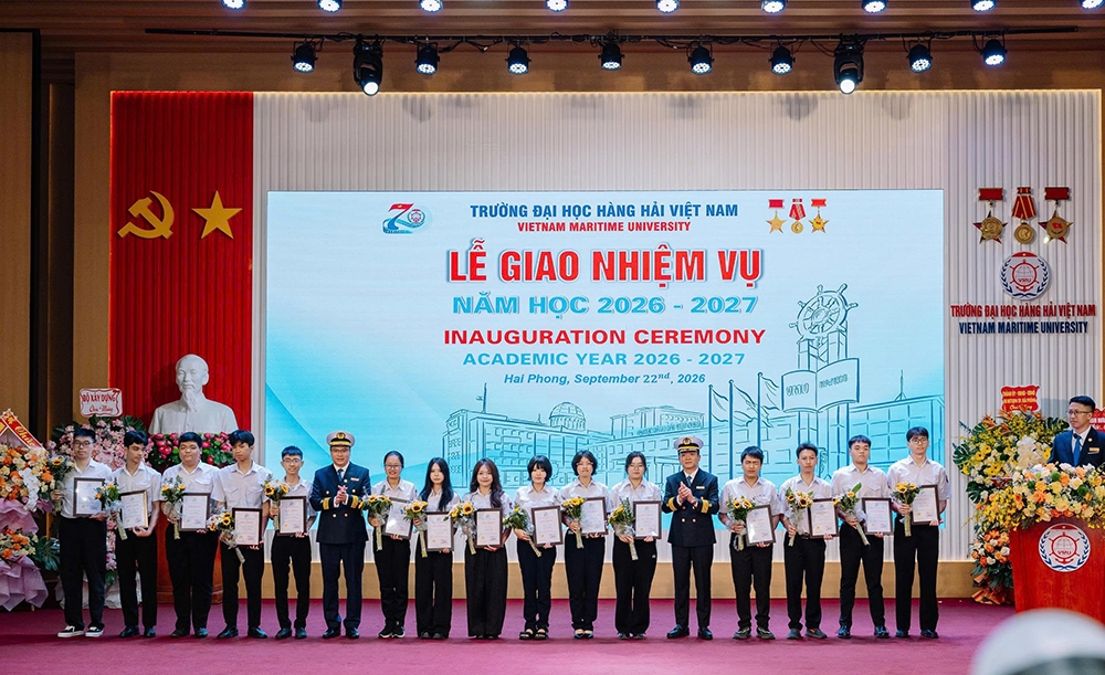 PGS.TS Nguyễn Minh Đức - Phó Hiệu trưởng Nhà trường và PGS.TS. Nguyễn Khắc Khiêm - Phó Hiệu trưởng Nhà trường trao Quyết định khen thưởng và tặng hoa chúc mừng 15 tân sinh viên có điểm trúng tuyển cao trong kỳ thi tuyển sinh năm 2026 PGS.TS Nguyễn Minh Đức - Phó Hiệu trưởng Nhà trường và PGS.TS. Nguyễn Khắc Khiêm - Phó Hiệu trưởng Nhà trường trao Quyết định khen thưởng và tặng hoa chúc mừng 15 tân sinh viên có điểm trúng tuyển cao trong kỳ thi tuyển sinh năm 2026