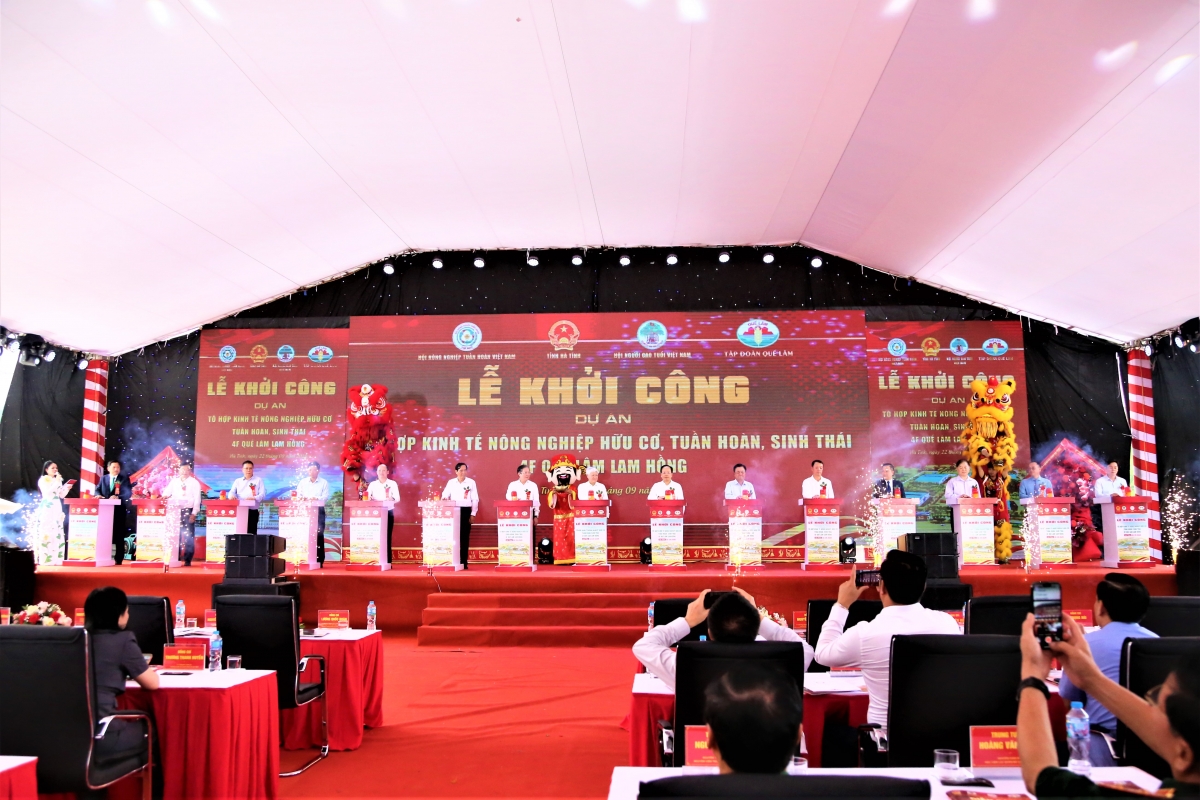 Các đại biểu nhấn nút khởi công dự án Các đại biểu nhấn nút khởi công dự án