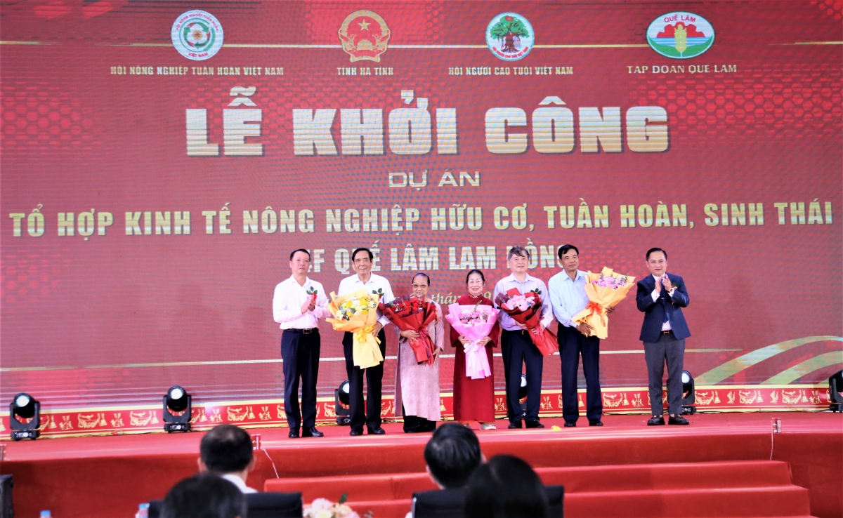 Lãnh đạo Tập đoàn Quế Lâm tặng hoa tri ân các đơn vị, đối tác đồng hành Lãnh đạo Tập đoàn Quế Lâm tặng hoa tri ân các đơn vị, đối tác đồng hành