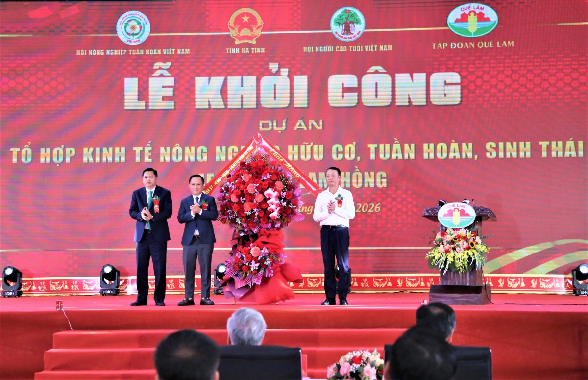 Lãnh đạo tỉnh Hà Tĩnh tặng hoa chúc mừng Lãnh đạo tỉnh Hà Tĩnh tặng hoa chúc mừng