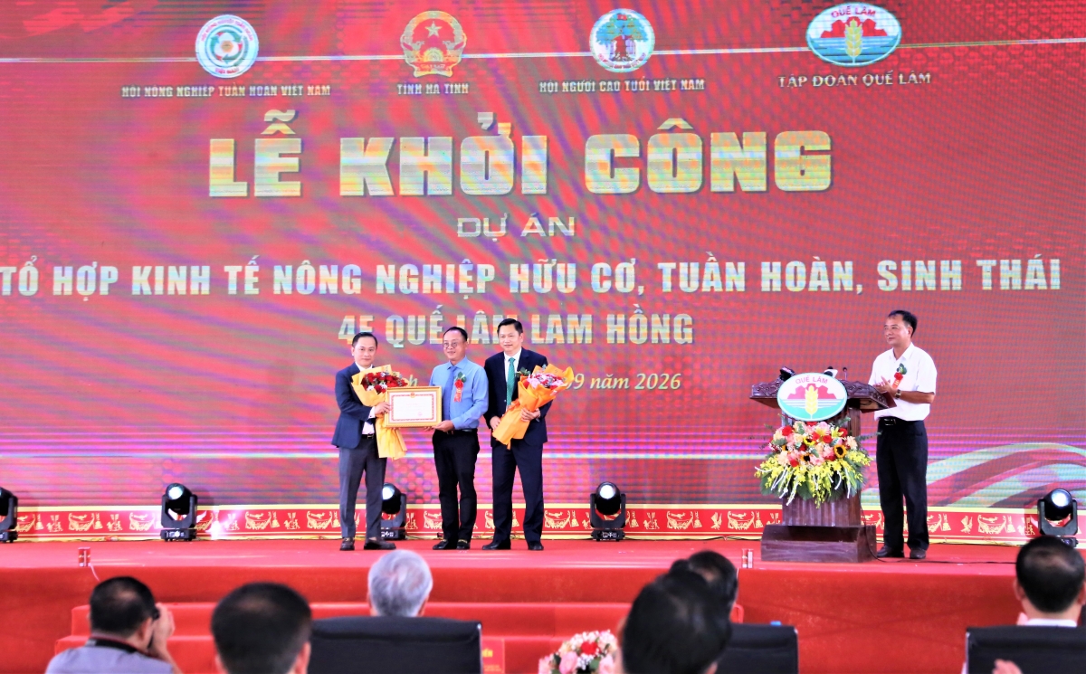 Trao Bằng khen của Bộ trưởng Bộ Nông nghiệp và Môi trường cho Tập đoàn Quế Lâm Trao Bằng khen của Bộ trưởng Bộ Nông nghiệp và Môi trường cho Tập đoàn Quế Lâm