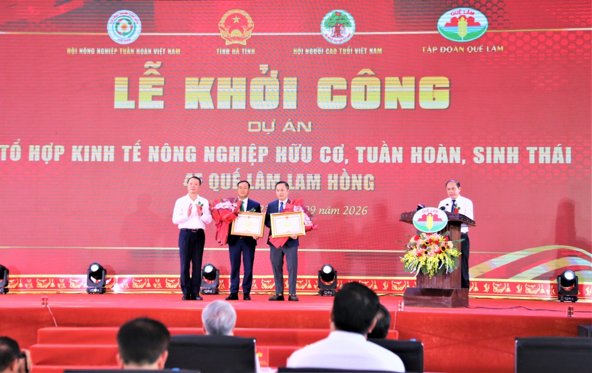 Trao Bằng khen của Chủ tịch UBND tỉnh cho 2 cá nhân xuất sắc Trao Bằng khen của Chủ tịch UBND tỉnh cho 2 cá nhân xuất sắc
