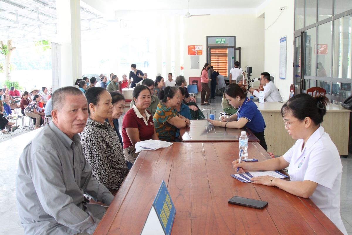 Đông đảo người cao tuổi đến Trạm Y tế xã Lai Đồng để đăng ký khám mắt Đông đảo người cao tuổi đến Trạm Y tế xã Lai Đồng để đăng ký khám mắt