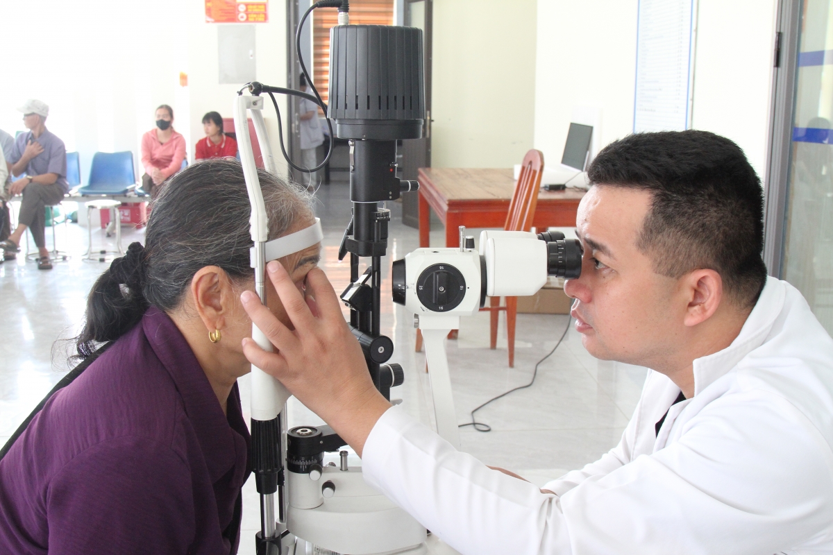 Khám mắt miễn phí cho người cao tuổi Khám mắt miễn phí cho người cao tuổi