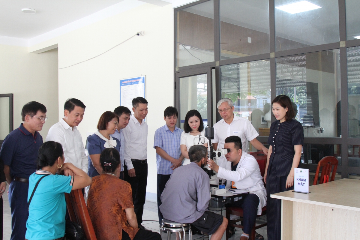 Lãnh đạo Hội Người cao tuổi Việt Nam, cấp ủy Đảng, chính quyền, Trạm Y tế xã Lai Đồng, Bệnh viện Mắt Ánh Sáng kiểm tra khắm cho người cao tuổi Lãnh đạo Hội Người cao tuổi Việt Nam, cấp ủy Đảng, chính quyền, Trạm Y tế xã Lai Đồng, Bệnh viện Mắt Ánh Sáng kiểm tra khắm cho người cao tuổi