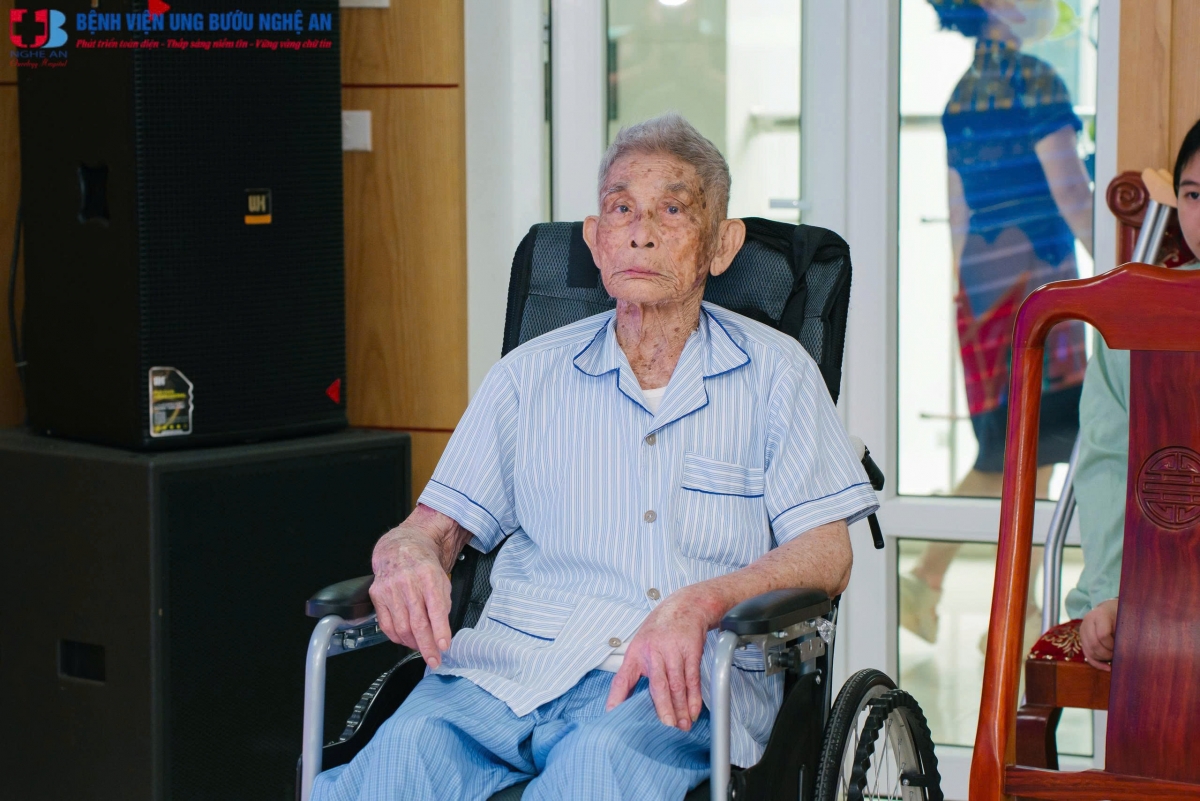 Hình ảnh về cụ ông 103 tuổi nhưng vẫn kiên trì điều trị bệnh tại Bệnh viện ung bướu Nghệ An Hình ảnh về cụ ông 103 tuổi nhưng vẫn kiên trì điều trị bệnh tại Bệnh viện ung bướu Nghệ An