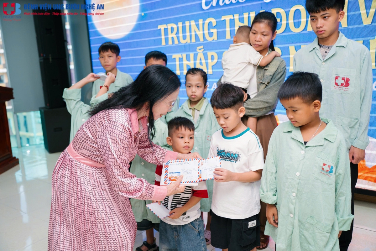 Chia sẻ với những hoàn cảnh khó khăn khi điều trị tại Bệnh viện ung bướu Nghệ An là hoạt động thường xuyên của đơn vị. Chia sẻ với những hoàn cảnh khó khăn khi điều trị tại Bệnh viện ung bướu Nghệ An là hoạt động thường xuyên của đơn vị.