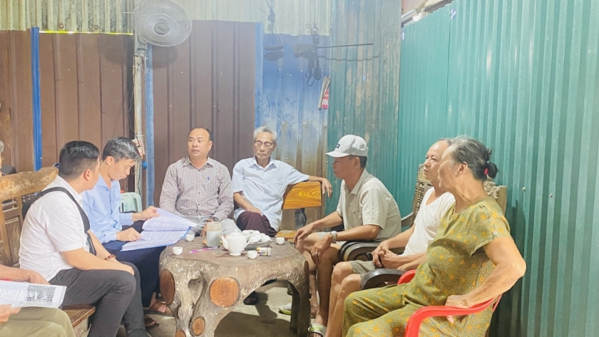 Các hộ dân trao đổi với PV. Các hộ dân trao đổi với PV.