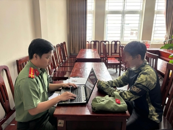 Cán bộ Phòng An ninh mạng và phòng chống tội phạm sử dụng công nghệ cao. Cán bộ Phòng An ninh mạng và phòng chống tội phạm sử dụng công nghệ cao.