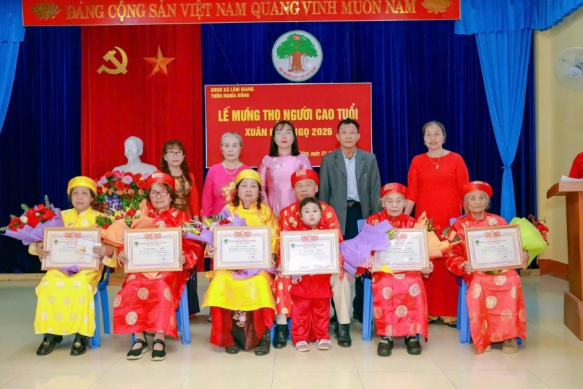 Trao Bằng, quà mừng thọ cho NCT tại thôn Nghĩa Dũng, xã Lâm Giang, tỉnh Lào Cai.