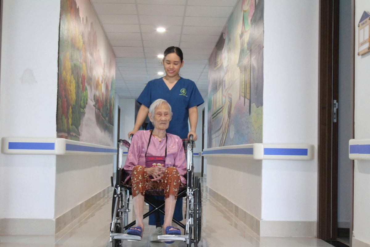 NCT được chăm sóc tại Trung tâm dưỡng lão Takara