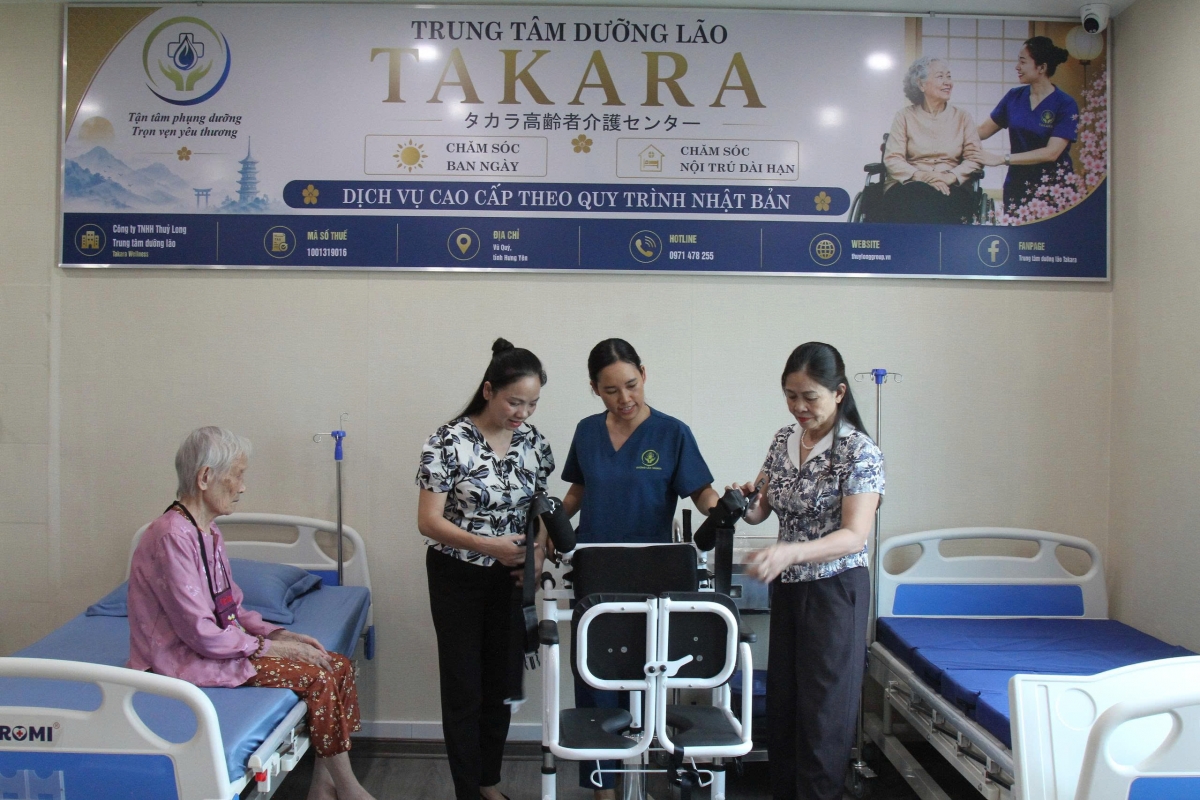 5-Nhân viên Trung tâm Dưỡng lão Takara giới thiệu chức năng nâng, hạ của ghế hỗ trợ NCT.