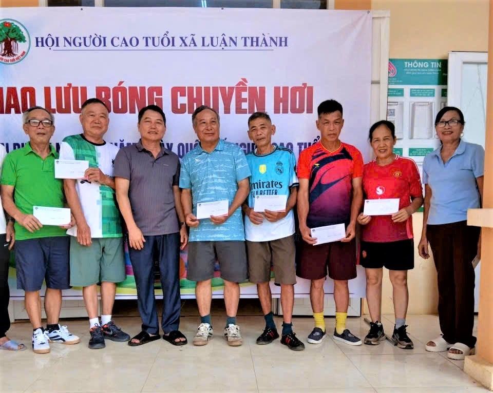 Ban tổ chức tặng quà các đội tham gia giao lưu