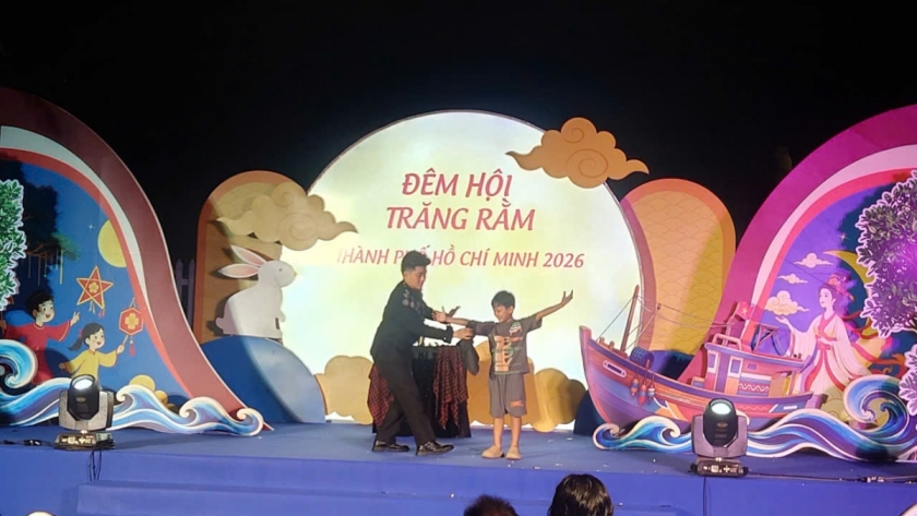 Sân khấu đêm hội Trăng Rằm vào các buổi tối Sân khấu đêm hội Trăng Rằm vào các buổi tối