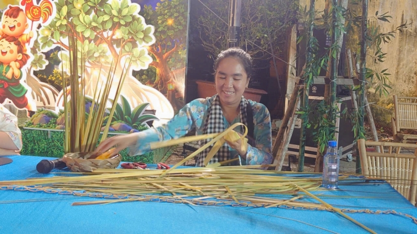 Gian hàng làm tò he từ lá dừa Gian hàng làm tò he từ lá dừa