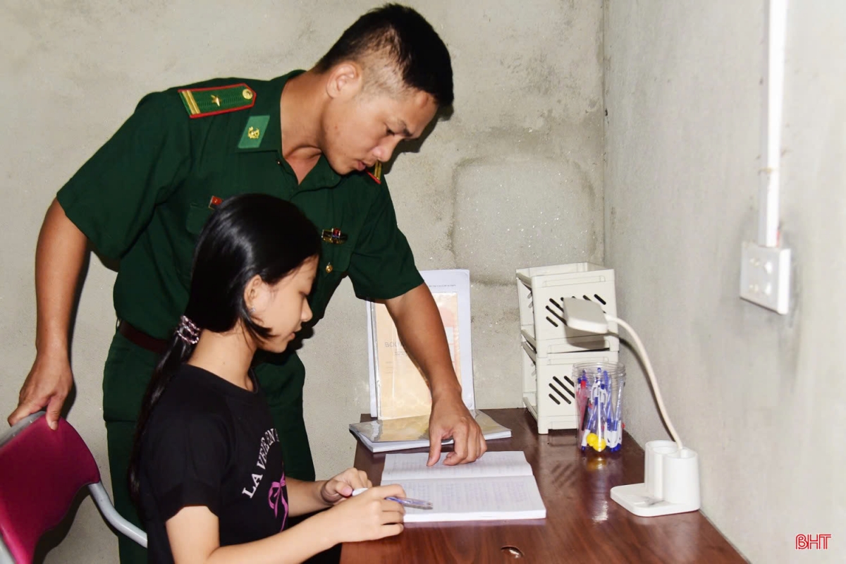Thầy giáo quân hàm xanh gieo chữ, trồng người nơi biên giới.