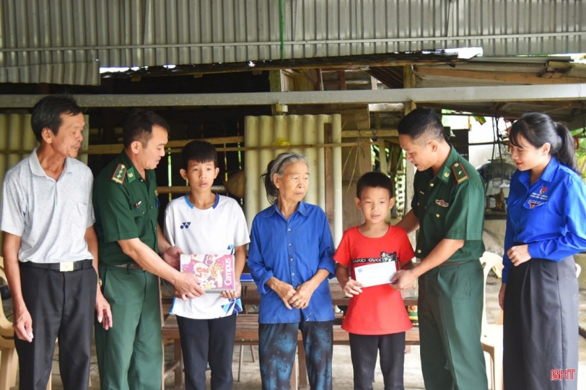 Bộ đội Biên phòng tỉnh Hà Tĩnh thường xuyên tổ chức thăm hỏi, tặng quà và hỗ trợ đồng bào vùng biên giớ