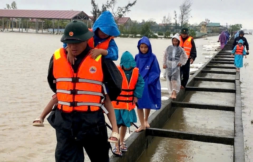 Bộ đội Biên phòng tỉnh Hà Tĩnh luôn có mặt ở những điểm nóng thiên tai để sơ tán người dân, khắc phục hậu quả bão lụt.