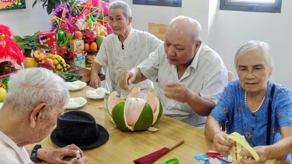 Các cụ ông cụ bà tham gia hoạt động làm đồ thủ công và chuẩn bị mâm cỗ Trung thu